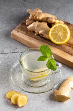 Sicilya limonlu ve naneli zencefilli çay.