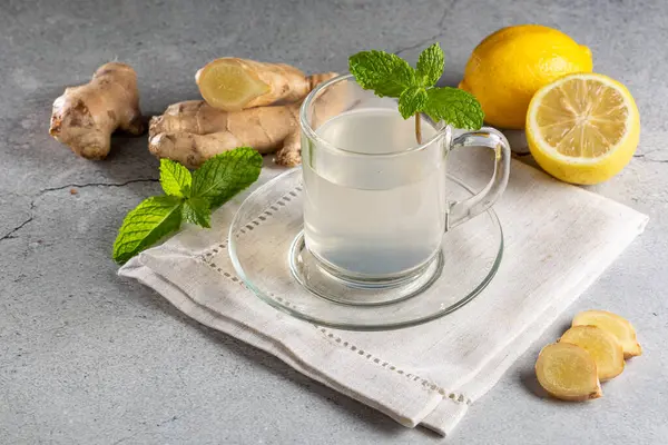 Sicilya limonlu ve naneli zencefilli çay.