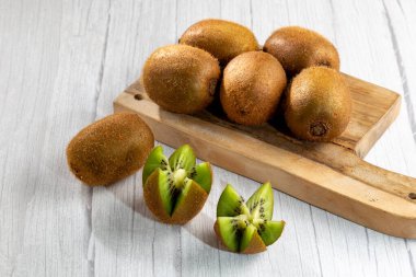 Taze kivi meyvesi masada..