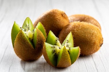 Taze kivi meyvesi masada..