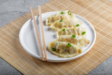 Gyoza veya Jiaozi Geleneksel Çin ve Japon yemekleri.