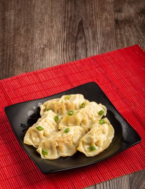 Gyoza veya Jiaozi Geleneksel Çin ve Japon yemekleri.