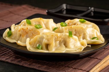 Gyoza veya Jiaozi Geleneksel Çin ve Japon yemekleri.
