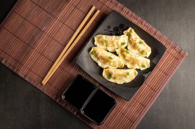 Gyoza veya Jiaozi Geleneksel Çin ve Japon yemekleri.