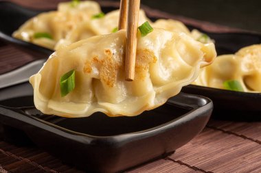 Gyoza veya Jiaozi Geleneksel Çin ve Japon yemekleri.