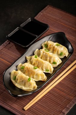 Gyoza veya Jiaozi Geleneksel Çin ve Japon yemekleri.