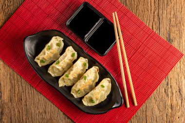 Gyoza veya Jiaozi Geleneksel Çin ve Japon yemekleri.