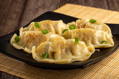Gyoza veya Jiaozi Geleneksel Çin ve Japon yemekleri.