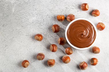 Fındık kremalı ya da kakaolu fındık kremalı..