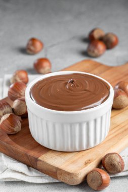 Fındık kremalı ya da kakaolu fındık kremalı..