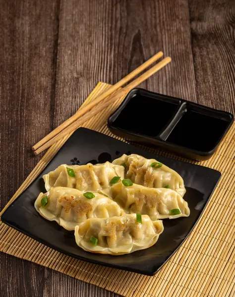 ジョーザまたはジアラス 伝統的な中華料理と日本料理 — ストック写真