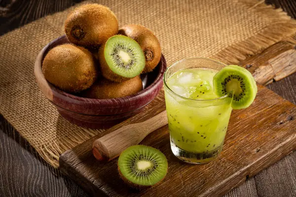 Brasiliansk Kiwi Caipirinha Cachaa Drikke Med Kiwi Trebakgrunn – stockfoto