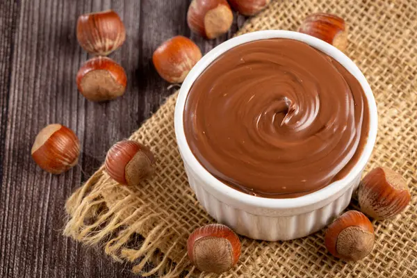 Fındık kremalı ya da kakaolu fındık kremalı..