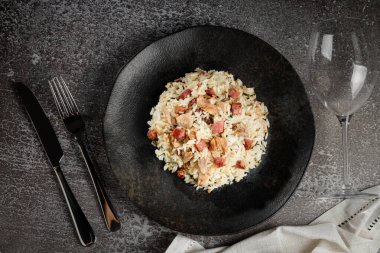 Pirinç tabağı ve domuz pastırması..