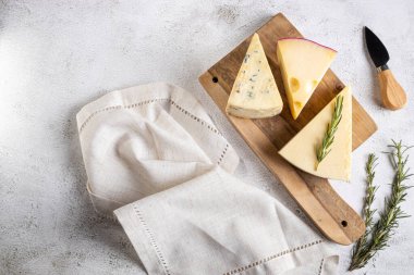 Masanın üzerinde çeşitli peynir türleri.