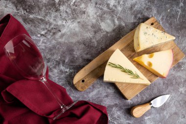 Masanın üzerinde çeşitli peynir türleri.