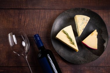 Masanın üzerinde çeşitli peynir türleri.