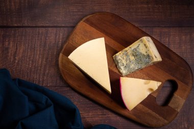 Masanın üzerinde çeşitli peynir türleri.