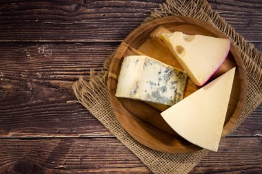 Masanın üzerinde çeşitli peynir türleri.