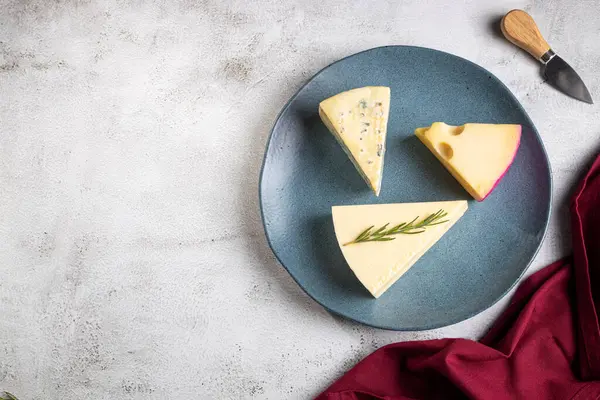 Masanın Üzerinde Çeşitli Peynir Türleri — Stok fotoğraf