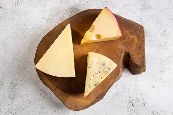 テーブルの様々な種類のチーズ — ストック写真