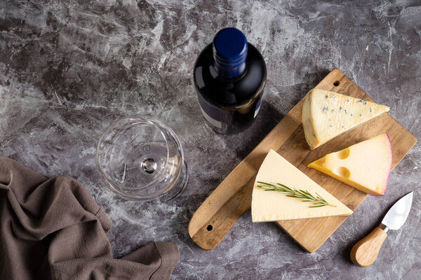 Различные виды сыров на столе.