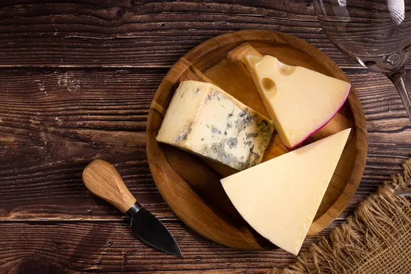 Masanın Üzerinde Çeşitli Peynir Türleri — Stok fotoğraf