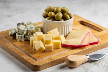 Masadaki çeşitli peynirlerin tabağı. Peynir parçaları..