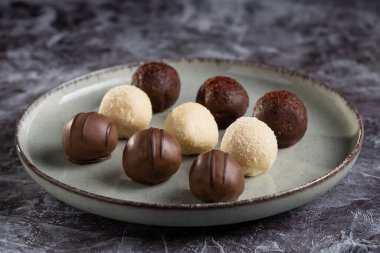 Nefis çikolatalı mantarlar masada..