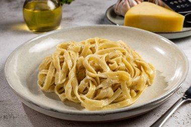 Beyaz peynir soslu nefis fettucine makarna. Alfredo soslu Fettuccine makarna.