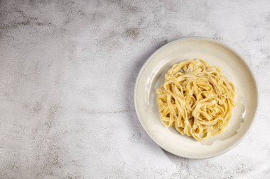 Beyaz peynir soslu nefis fettucine makarna. Alfredo soslu Fettuccine makarna.