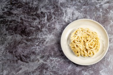 Beyaz peynir soslu nefis fettucine makarna. Alfredo soslu Fettuccine makarna.