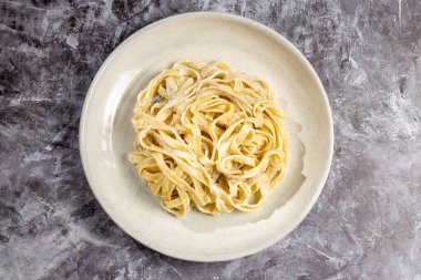 Beyaz peynir soslu nefis fettucine makarna. Alfredo soslu Fettuccine makarna.