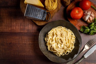 Beyaz peynir soslu nefis fettucine makarna. Alfredo soslu Fettuccine makarna.