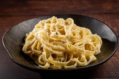 Beyaz peynir soslu nefis fettucine makarna. Alfredo soslu Fettuccine makarna.