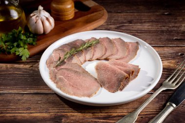 Tabakta dilimlenmiş biftek..