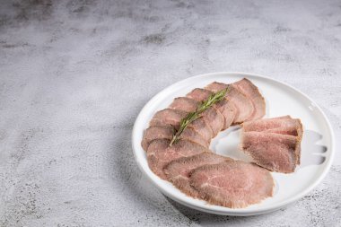 Tabakta dilimlenmiş biftek..