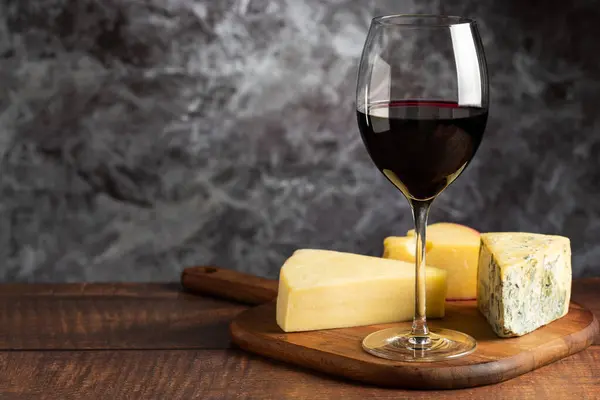 Kaasplank Met Een Glas Rode Wijn — Stockfoto