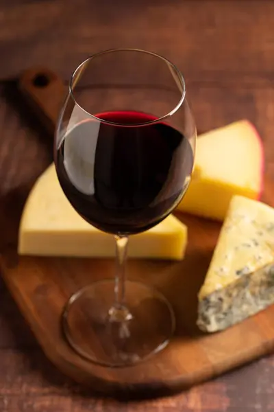 Bir Bardak Kırmızı Şarap Ile Peynir Kurulu — Stok fotoğraf