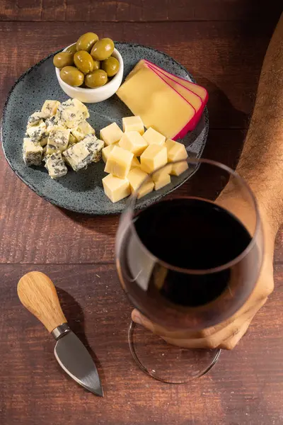 ワインのグラスとチーズのプレート — ストック写真