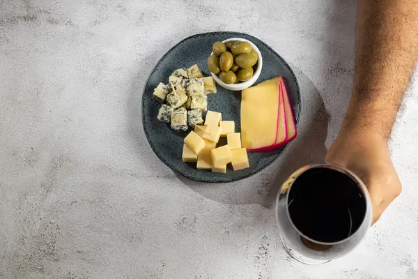 Bir Bardak Şarapla Farklı Peynirler — Stok fotoğraf