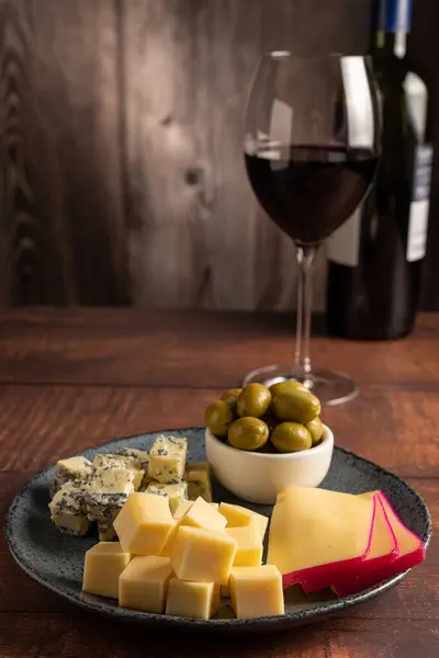 一盘不同的芝士和一杯葡萄酒 奶酪板 — 图库照片
