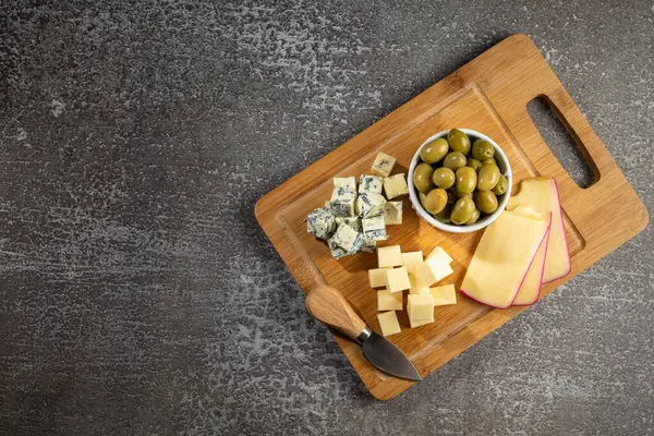 Masadaki Çeşitli Peynirlerin Tabağı Peynir Parçaları — Stok fotoğraf
