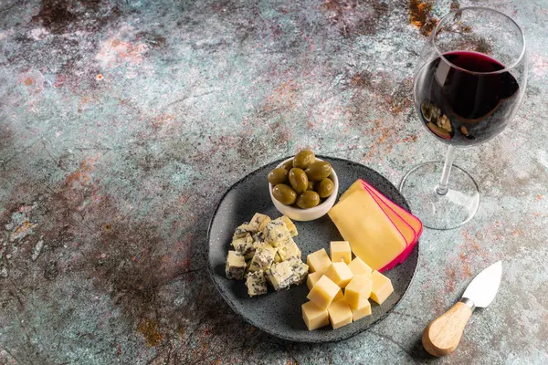 一盘不同的芝士和一杯葡萄酒 奶酪板 — 图库照片