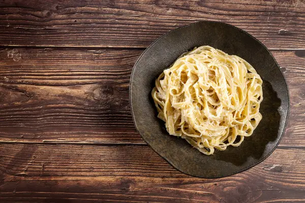 Beyaz peynir soslu nefis fettucine makarna. Alfredo soslu Fettuccine makarna.