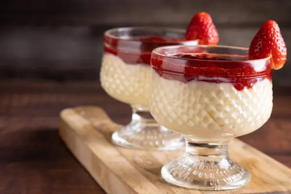 Kremalı puding ve çilek reçeli. Panna cotta.