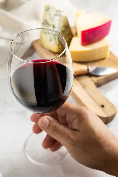 Bir Bardak Kırmızı Şarap Ile Peynir Kurulu Telifsiz Stok Fotoğraflar