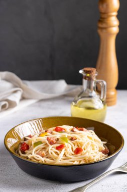 Spagetti, pastırma ve doğranmış sebze tabağı..