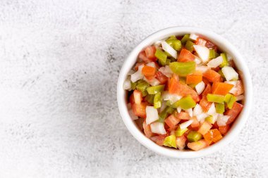 Masanın üzerinde ramekin soslu Vinaigrette.