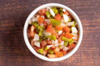 Masanın üzerinde ramekin soslu Vinaigrette.
